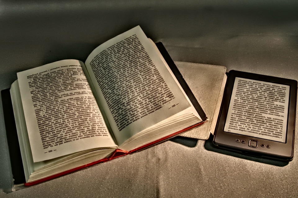 paperback vs. ebook - pixabay