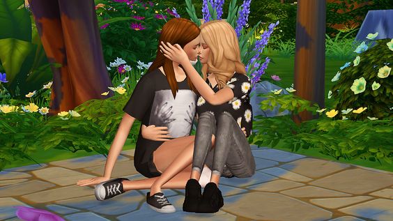 The Sims lesbian couple